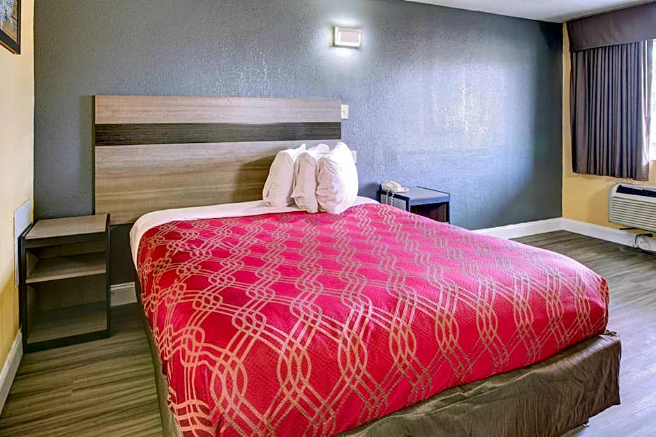 Econo Lodge at Military Circle