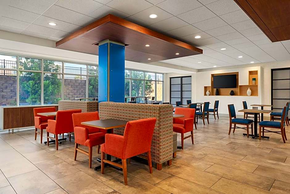 Holiday Inn Express and Suites Staunton By IHG