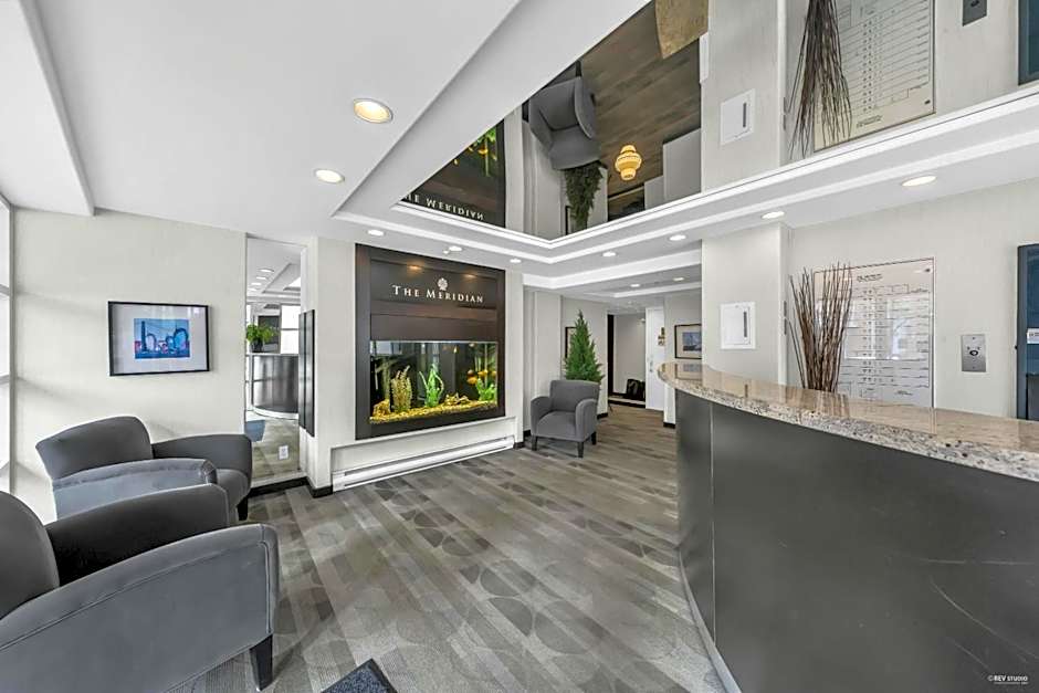 1BD+Den condo, with free parking in Downtown!