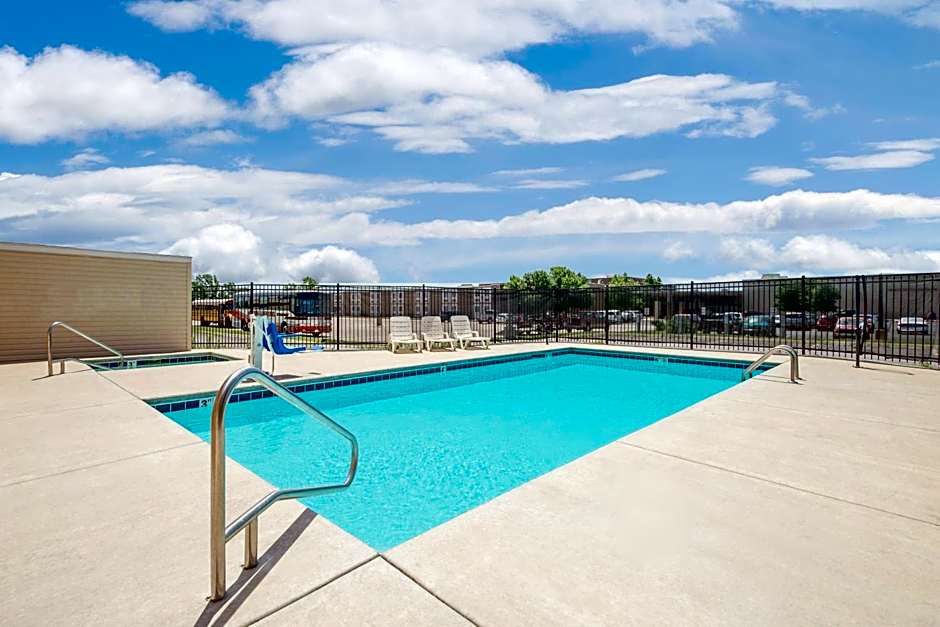 Days Inn & Suites by Wyndham Hutchinson