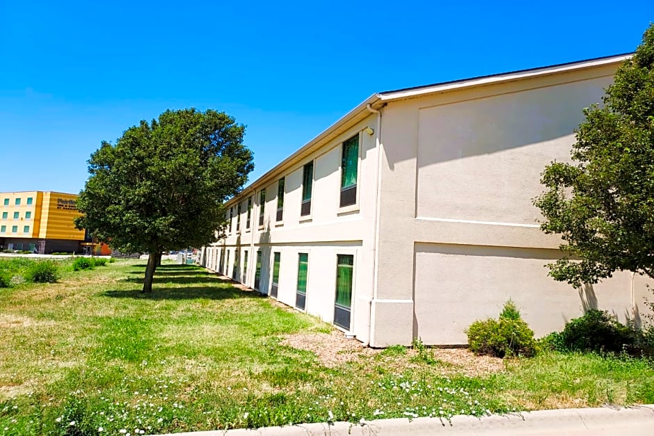 McPherson Inn By OYO, Hwy 81