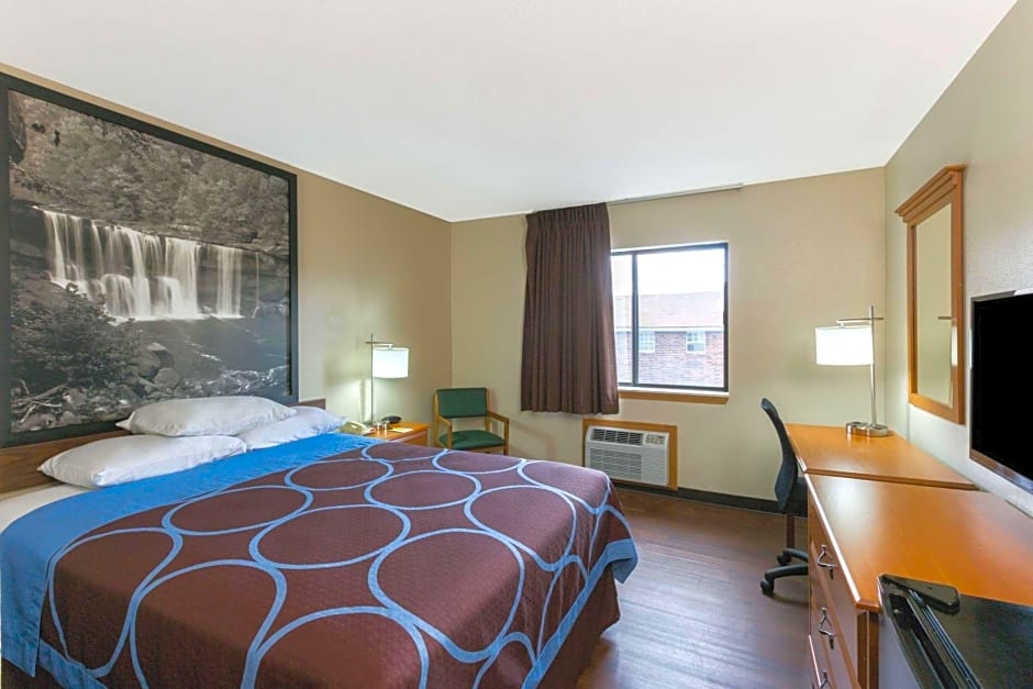 Super 8 by Wyndham Radcliff Ft. Knox Area