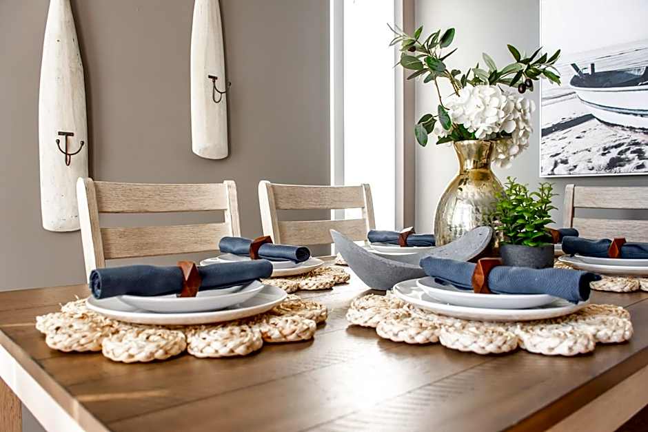 Amazing Luxe Home, AC, HUGE Yard, FirePit, Pet Friendly, Sleeps 10!