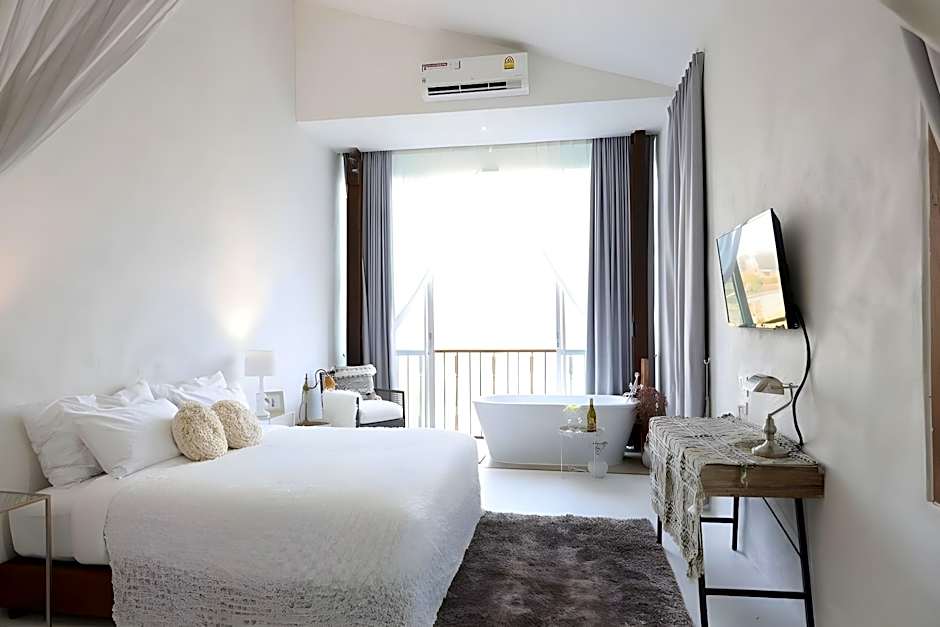 White Wall Riverfront Hotel