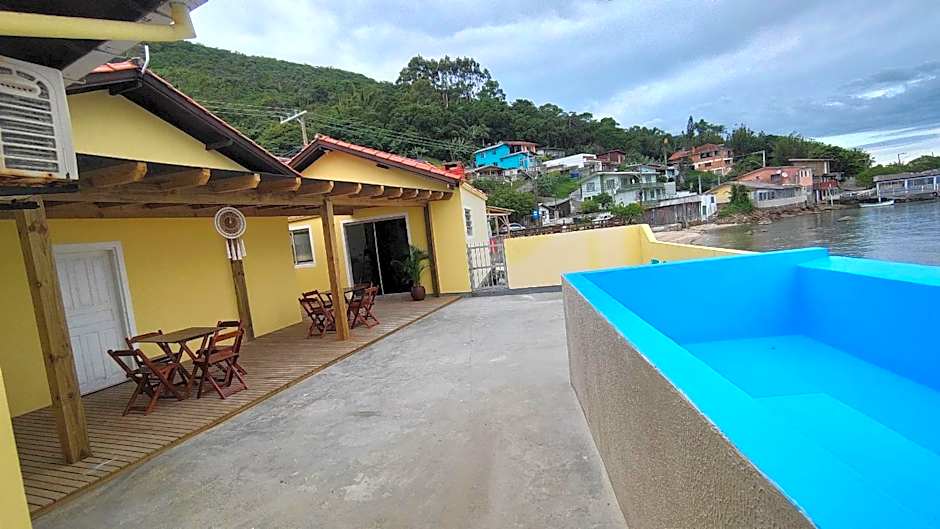 Casa pé na areia com vista especial do pôr do sol.