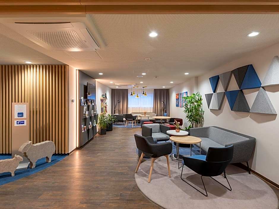 Holiday Inn Express - Hamburg South A7-AS42 By IHG