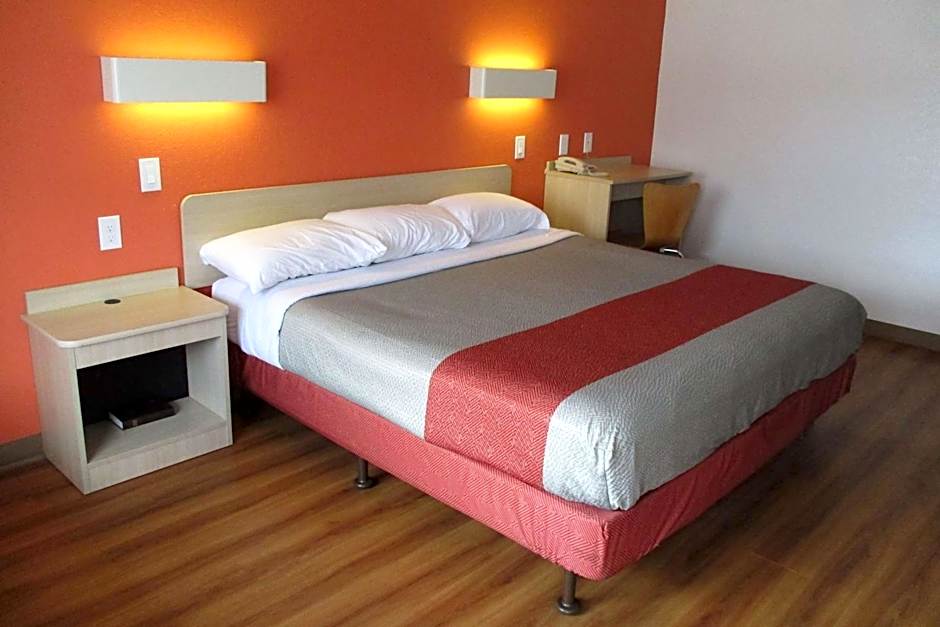 Travelodge by Wyndham Lansing