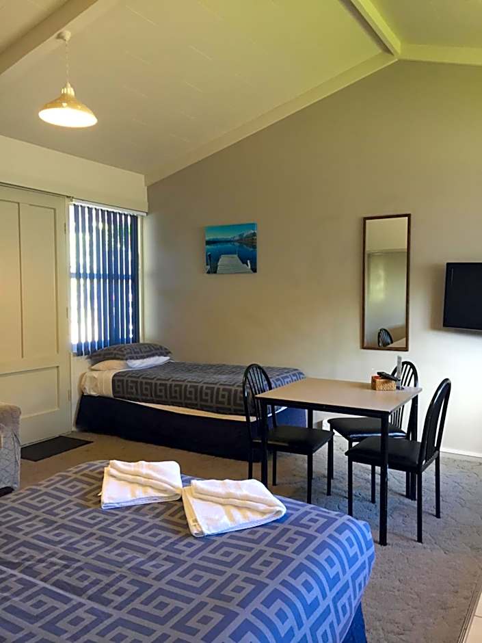 Jack & Di's Lakefront Motel