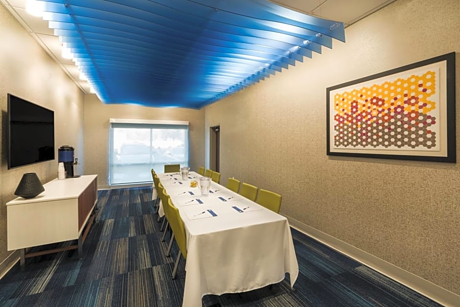 Holiday Inn Express and Suites Lake Havasu London Bridge By IHG