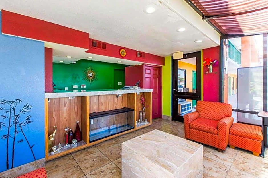 Econo Lodge Inn & Suites Macon North