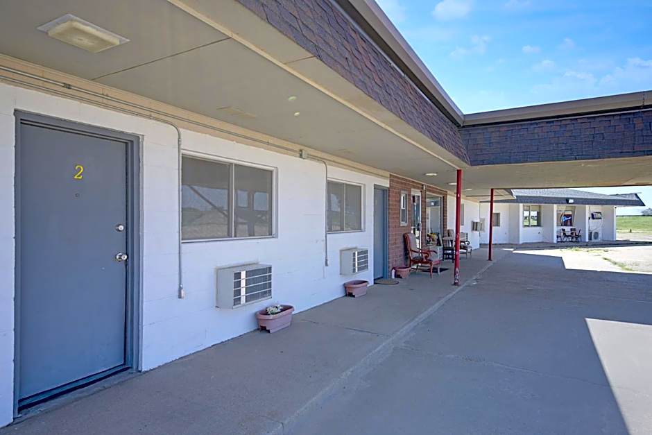First Inn By OYO Quinter Hwy 70