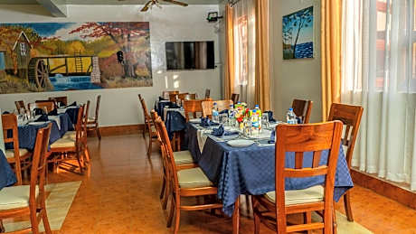 Miryams Village Inn Safari Lodge