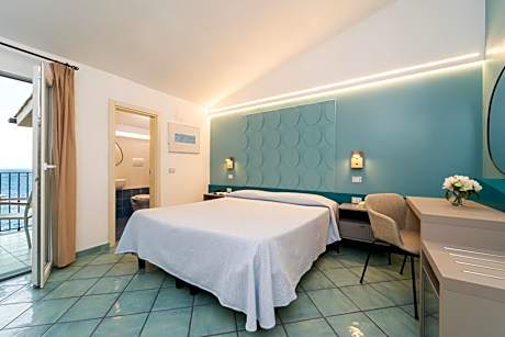 Double or Twin Room with Sea View