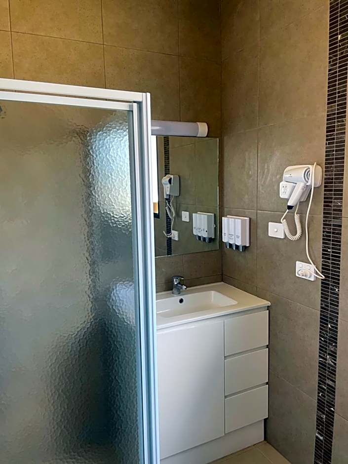 SHEPPARTON MOTOR INN Tudor House Motel