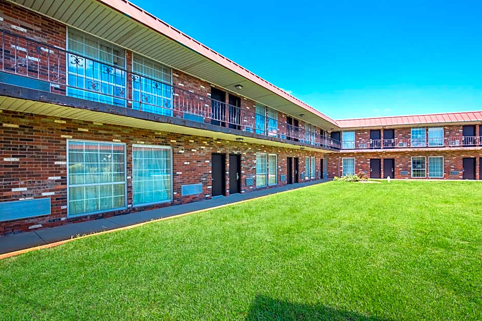 Rodeway Inn McPherson East