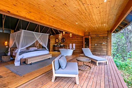 Jackalberry Upmarket Timber Suite