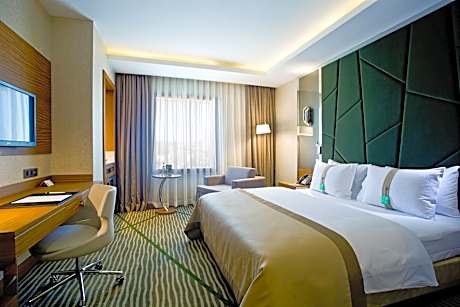 1 Queen Size Bed Non-Smoking