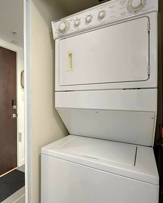 Luxary Condo Downtown Vancouver with free parking