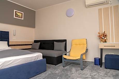 Deluxe Family Room (2 Adults + 1 Child)