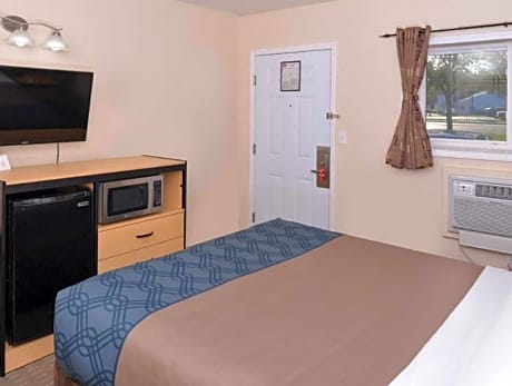 1 King Bed Nonsmoking
