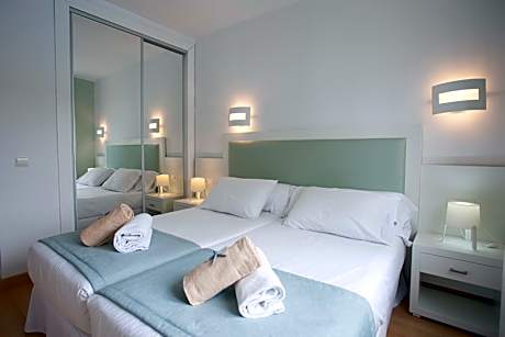 Apartment with Pool View