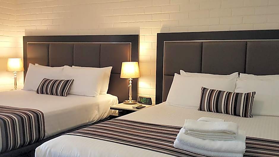 Hibiscus Lakeside Motel