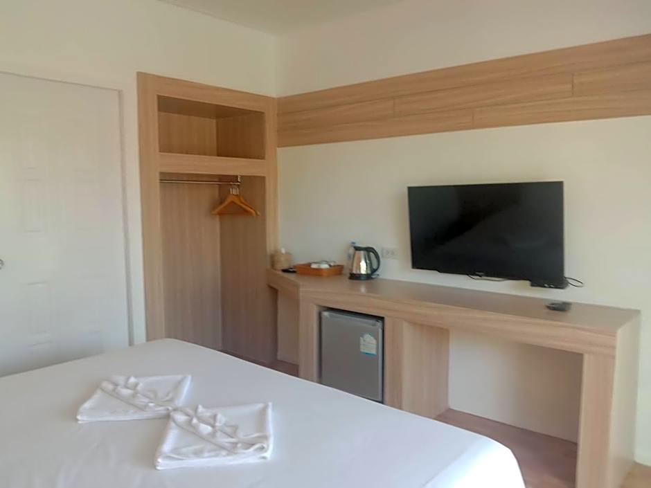 Thipburee Riverside Hotel