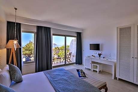Deluxe Double Room with Sea View and Balcony