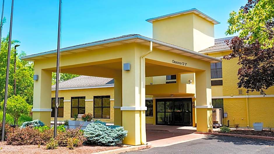 Quality Inn & Suites Oakwood Village - Cleveland South