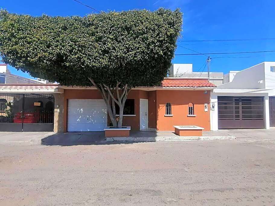 Casa Gaviotas Art cozy 2 bed house with art studio close to downtown
