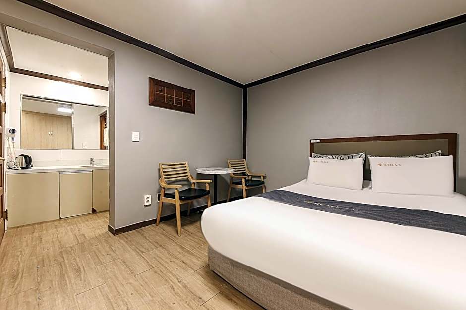 Photo 1 of 18 of Special Room B