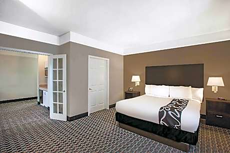 1 King Bed, Deluxe Mobility/Hearing Impaired Accessible Suite, Roll-in Shower