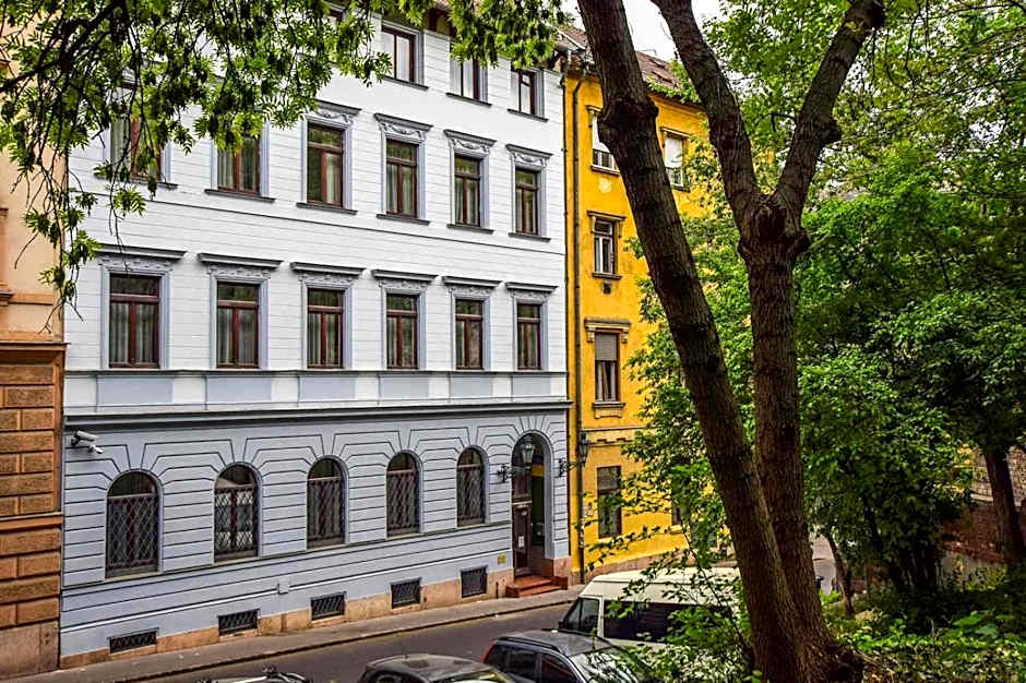 Váralja Home
