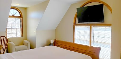 Carriage House Queen Room #3