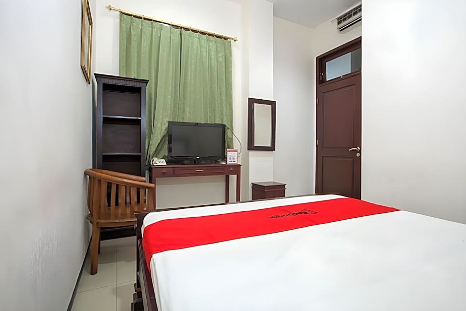 RedDoorz @ Raya Ngagel 2