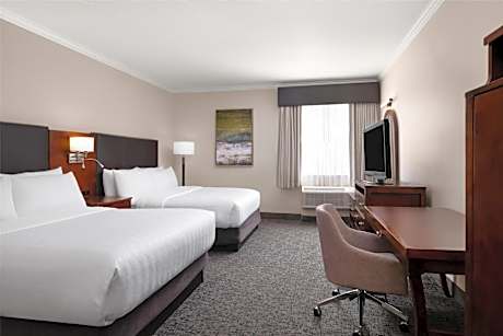 Queen Room with Two Queen Beds and Roll-In Shower - Mobility Access/Communication Assistance/Non-Smoking