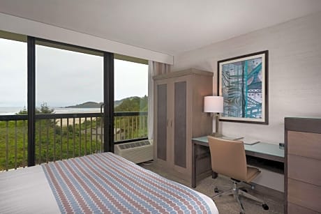 Queen Room with Two Queen Beds with Ocean View and Bath Tub - Disability Access