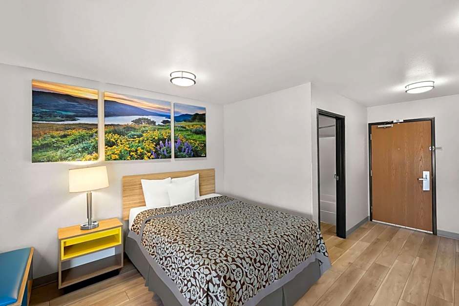 Days Inn & Suites by Wyndham Rochester South