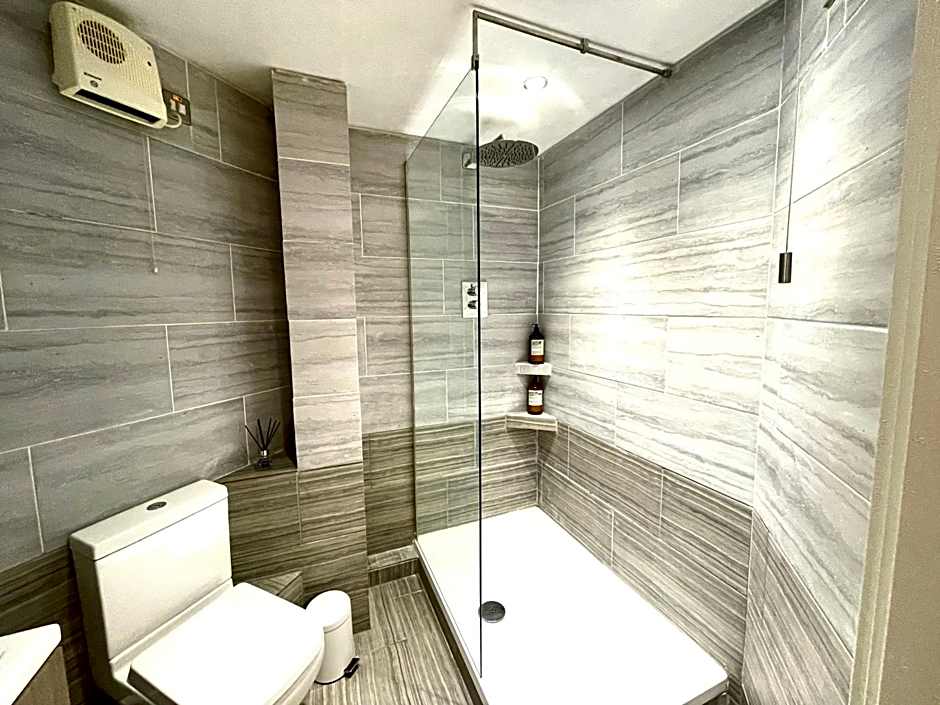 RNM - Business Professionals Stay, Walsall City Centre, 2 Bedroom with ensuite and bathroom, Entire Place, Kitchen & Washroom with amenities, Smart Tv, Easy Access, Fast WiFi, Parking Nearby, Great transport links