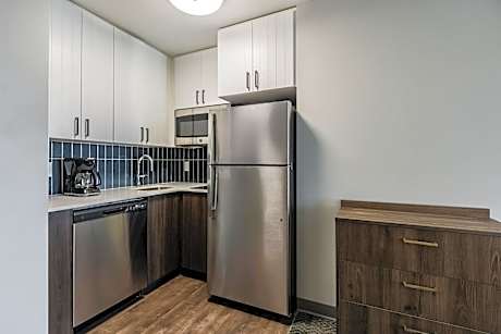 Queen Studio Suite - Hearing Accessible/ Non-Smoking