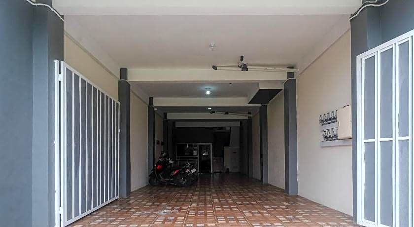 RedDoorz near Laweyan Gentan