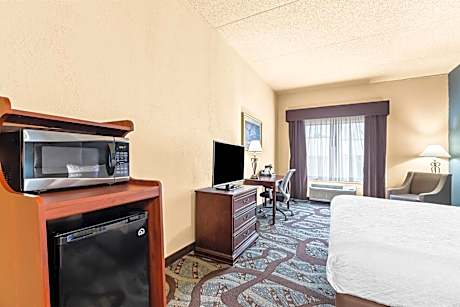 1 KING BED,NSMK,PILLOWTOP BED,32IN LCD TV,MICRFG,FULL BREAKFAST