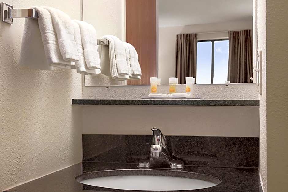 Days Inn by Wyndham Oglesby/ Starved Rock