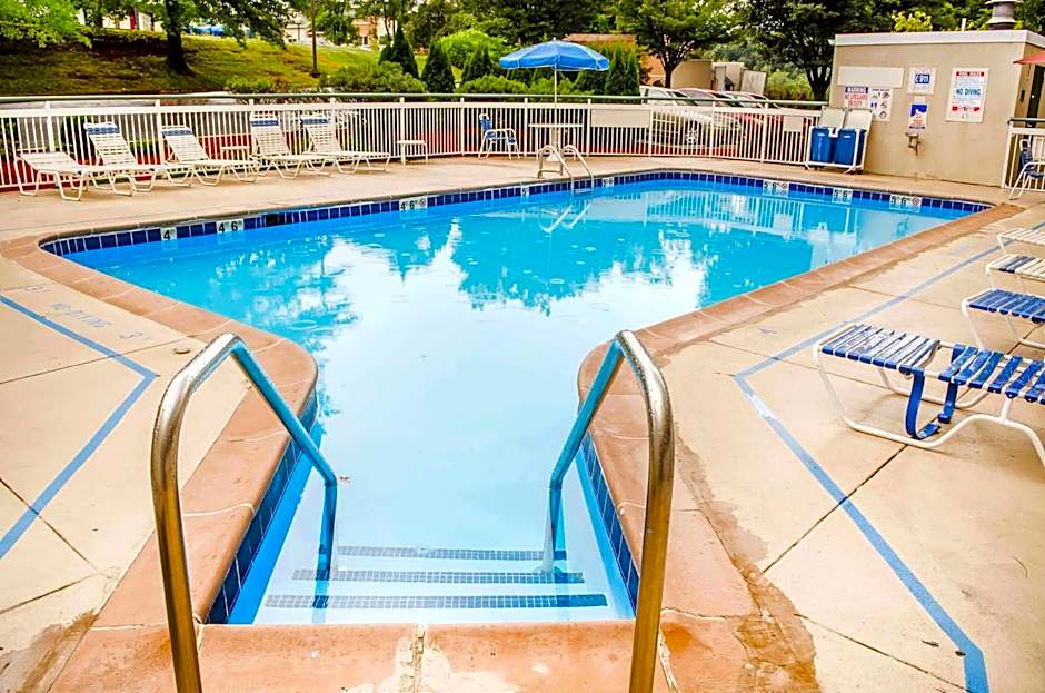 Super 8 by Wyndham New Cumberland