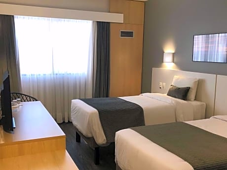 Deluxe Room with twin beds and sea view with balcony