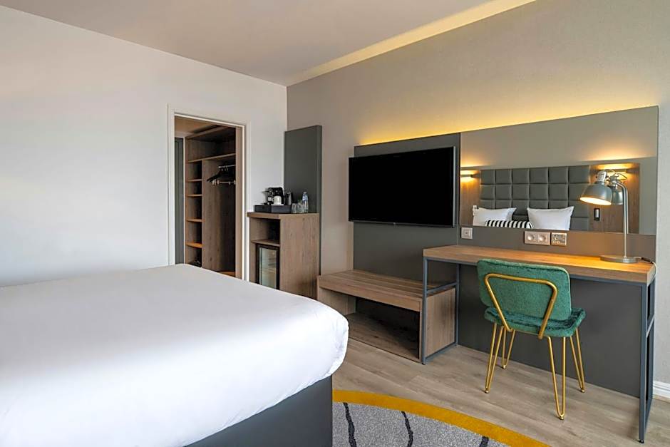 Photo 1 of 8 of Superior 1 King Bed