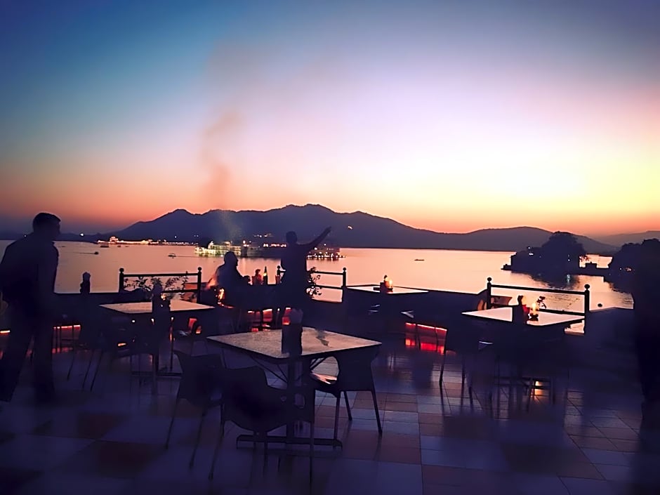 Hotel Devraj Niwas on Lake Pichola Udaipur