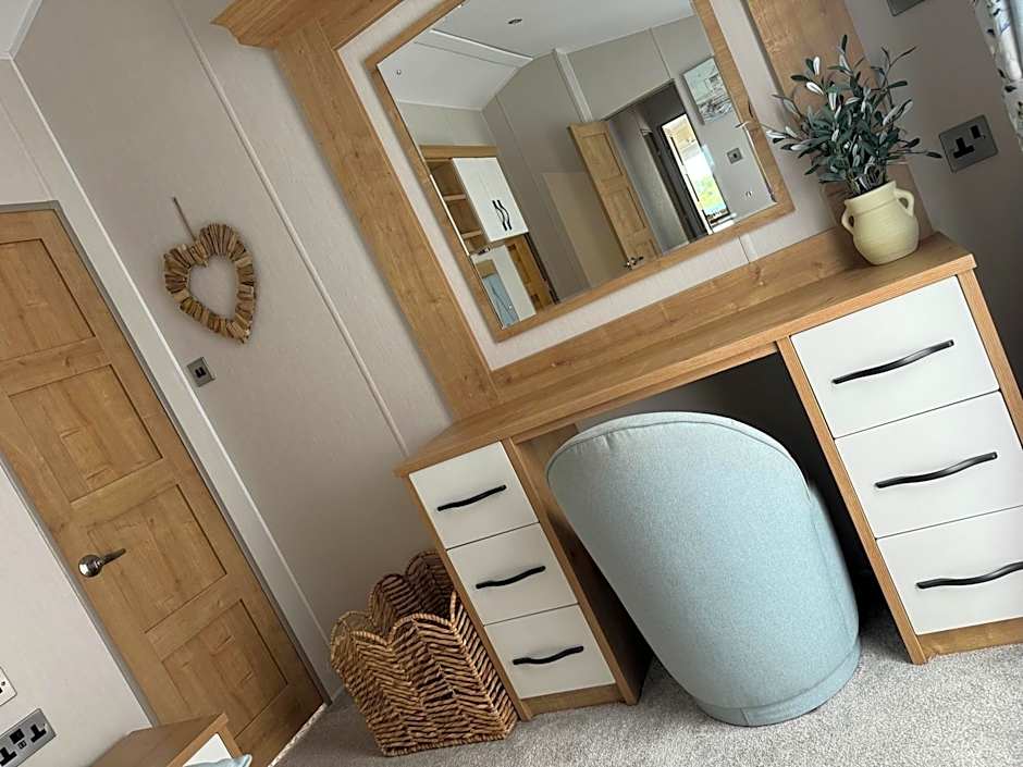 Lakeside Dorchester Lodge - Hot Tub with Fishing Peg