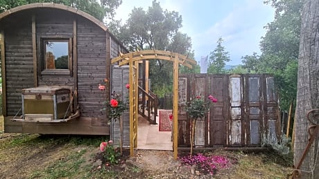 La roulotte au coeur du maquis