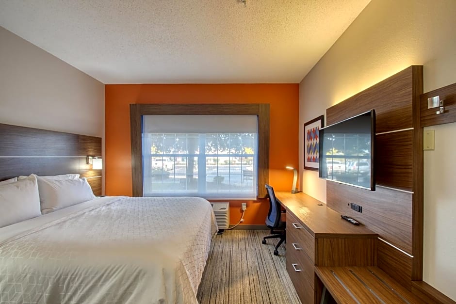 Holiday Inn Express Hotel & Suites Oshkosh - State Route 41, an IHG Hotel